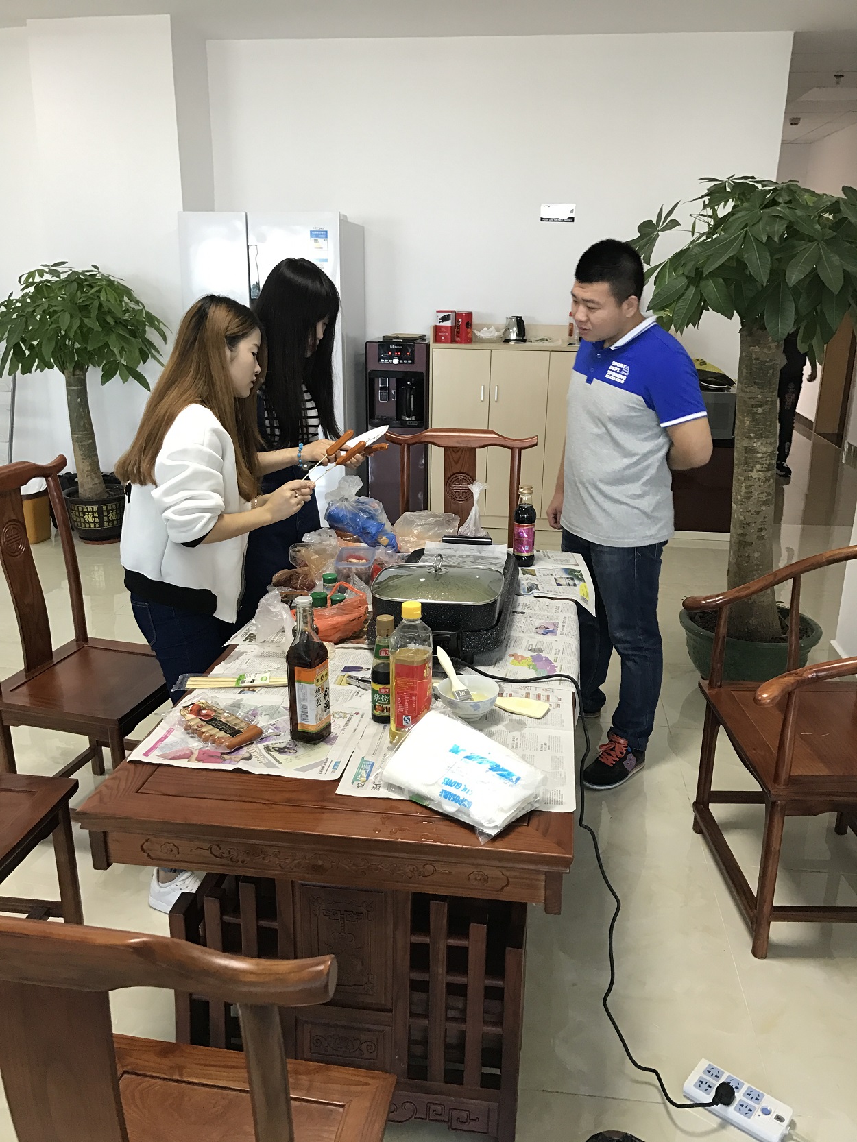 時運(yùn)電子員工自助燒烤大餐，生活多姿多彩