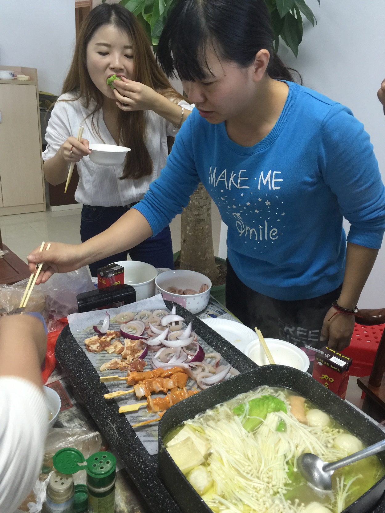 時運(yùn)電子員工自助燒烤大餐，生活多姿多彩