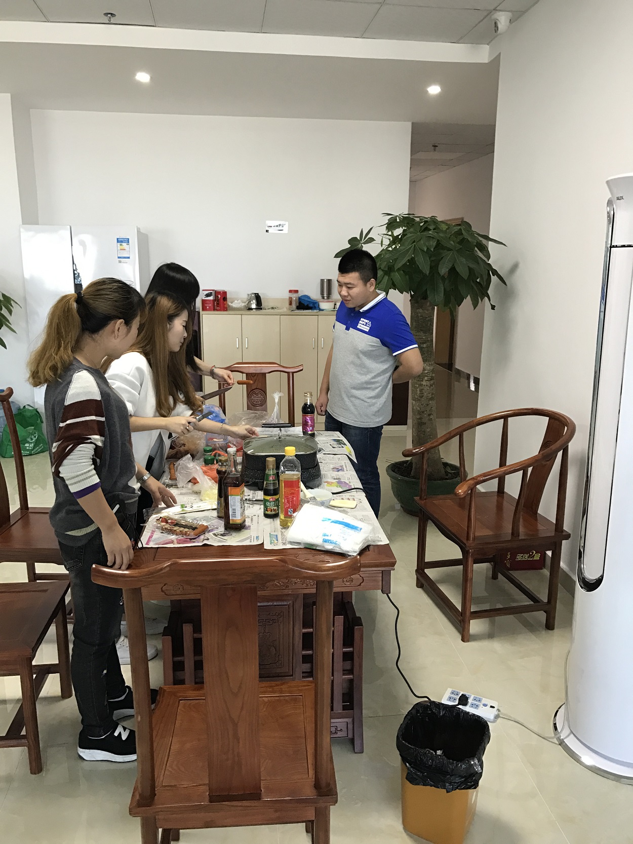 時運(yùn)電子員工自助燒烤大餐，生活多姿多彩