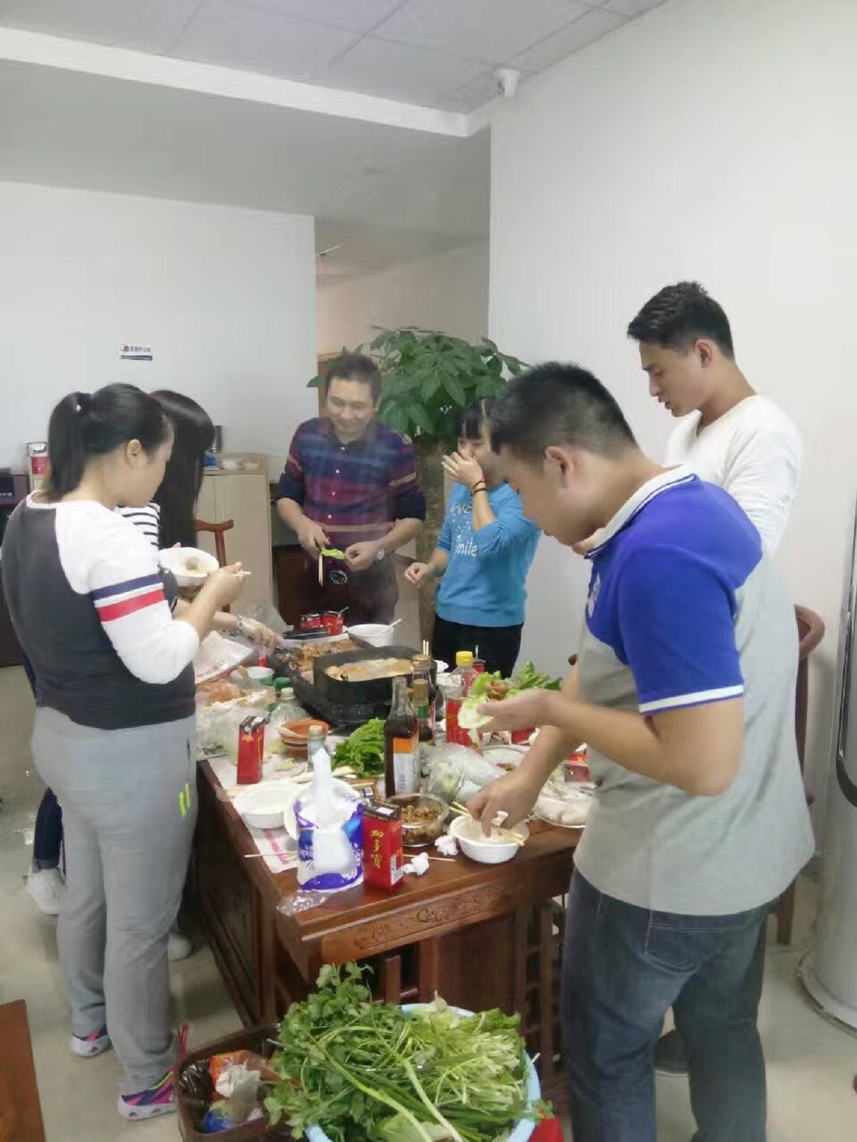 時運(yùn)電子員工自助燒烤大餐，生活多姿多彩